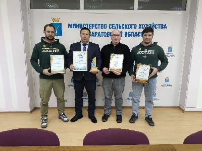 Роман Ковальский наградил хоккейную команду из Калининского района благодарственными письмами