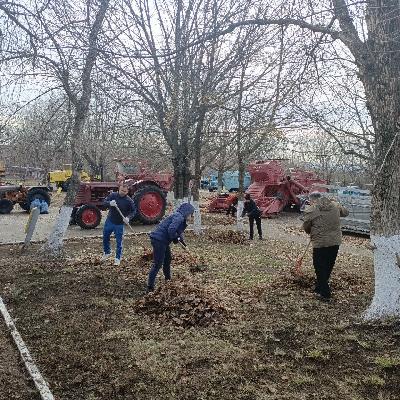 Субботник - это добрая традиция, которая объединяет людей, дает им еще один повод сделать доброе и полезное дело