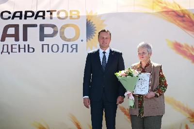 На «Саратов-Агро. День поля. 2026» губернатор Роман Бусаргин наградил победительниц регионального этапа Всероссийского конкурса «Женщины в АПК»  