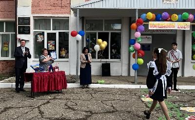 Заместитель министра Марат Алимбеков поздравил выпускников села Приволжское Ровенского района 